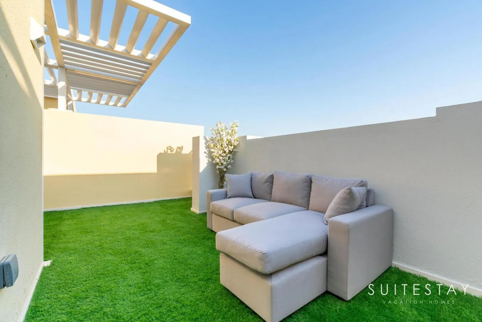 Luxurious Villa In Residential Community Dubai 0*,