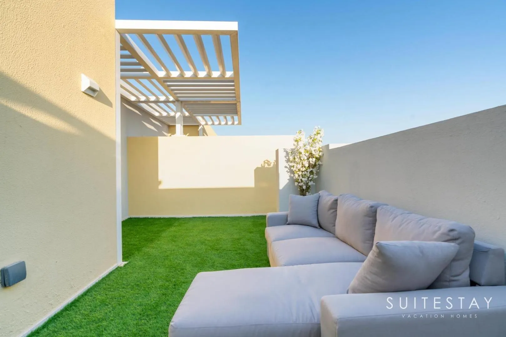 Luxurious Villa In Residential Community Dubai Apartment